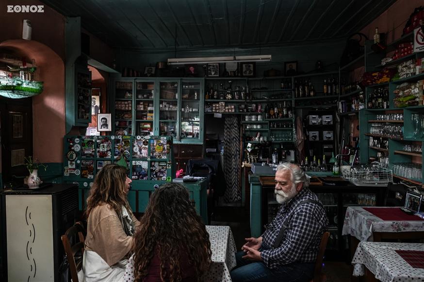 Το καφενείο του Ναπολέοντα Ζαγκλή, «Η Άκανθος» (Μάγδα Μπακούση/ethnos.gr) Το καφενείο του Ναπολέοντα Ζαγκλή, «Η Άκανθος» (Μάγδα Μπακούση/ethnos.gr)