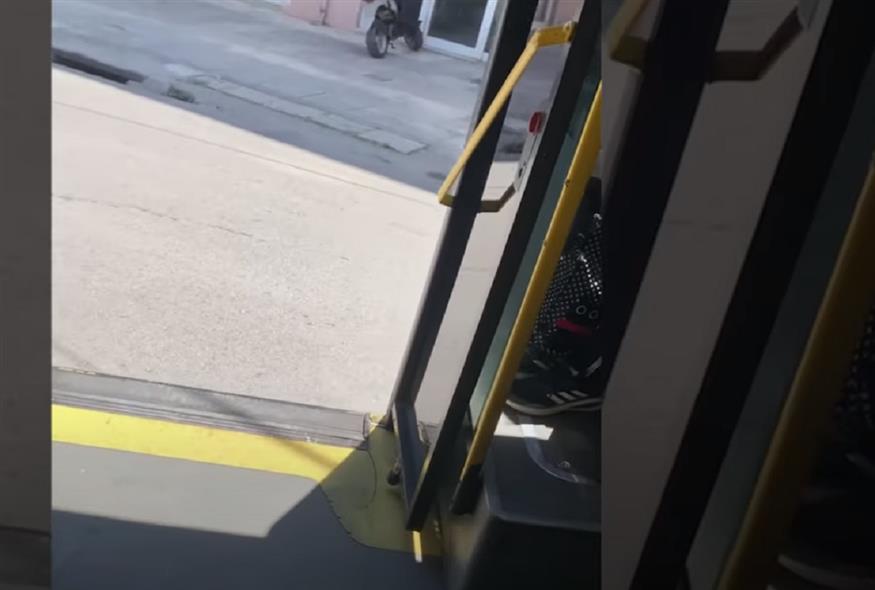 Λεωφορείο κινείται με ανοιχτή πόρτα (YouTube)