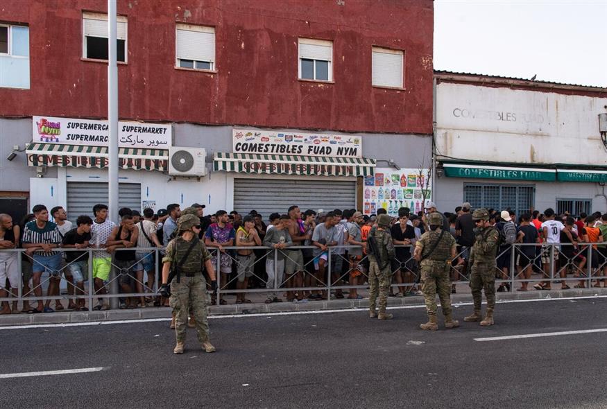 Δεκάδες χιλιάδες μετανάστες καταφτάνουν στον θύλακα της Θέουτα (AP)