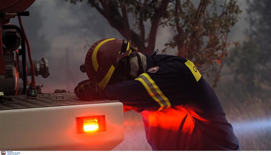 Πυροσβέστης στο μέτωπο του Βαρνάβα (ΙΝΤΙΜΕ)