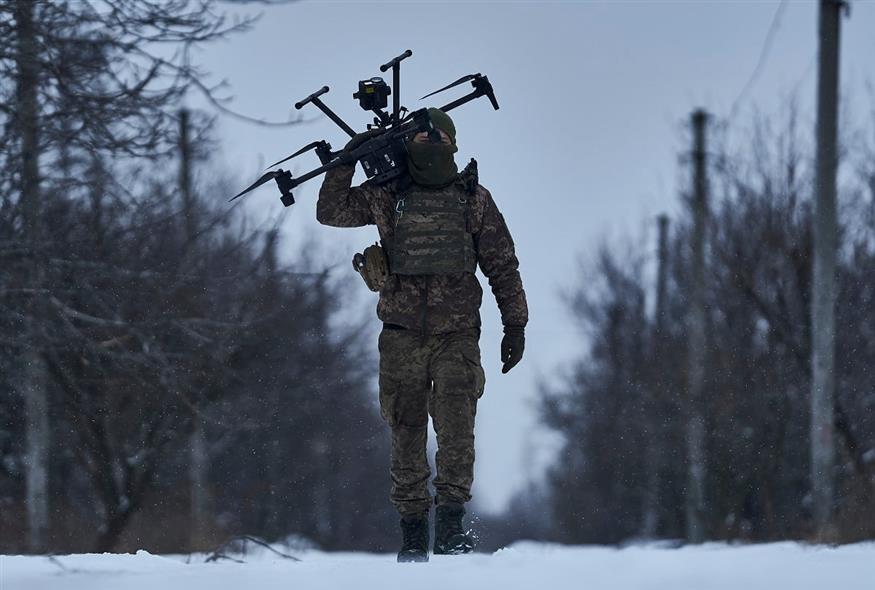Ουκρανός στρατιώτης κουβαλά ένα drone - Φωτογραφία αρχείου (AP Photo/Libkos)