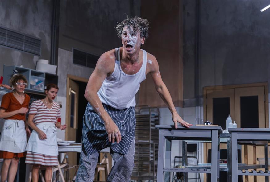 Στην παράσταση παίζουν οι Σαμουήλ Ακινόλα, Πολύδωρος Βογιατζής, Ιωάννα Δεμερτζίδου, Δανάη Καλούτσα, Ιλιάννα Καραπασιά, Γιώργος Κατσής, Ειρήνη Μακρή, Γιώργος Μπουκαούρης, Gary Salomon, Χρήστος Σαπουντζής, Μιχάλης Σαράντης, Αναστασία Στυλιανίδη, Πήτερ Τζέικς και Γιλμάζ Χουσμέν (Copyright: Χρήστος Συμεωνίδης)