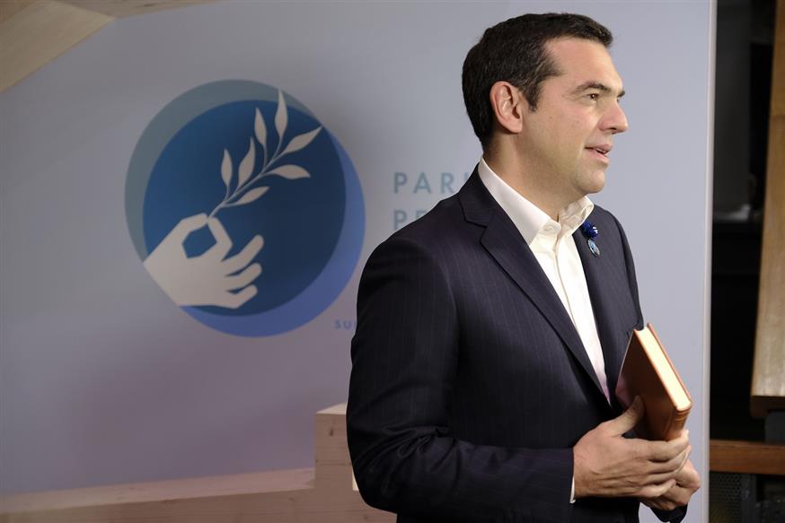 Ο Έλληνας πρωθυπουργός κρατώντας το βιβλίο «Ειρήνη» του Αριστοφάνη (Euroknissi)
