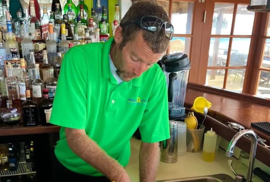 Ο μπάρμαν Κεν (facebook)