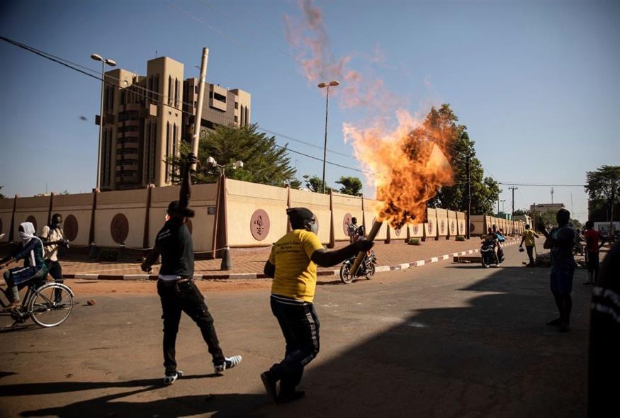Βία στους δρόμους της Μπουρκίνα Φάσο (φωτογραφία αρχείου/ Associated Press)