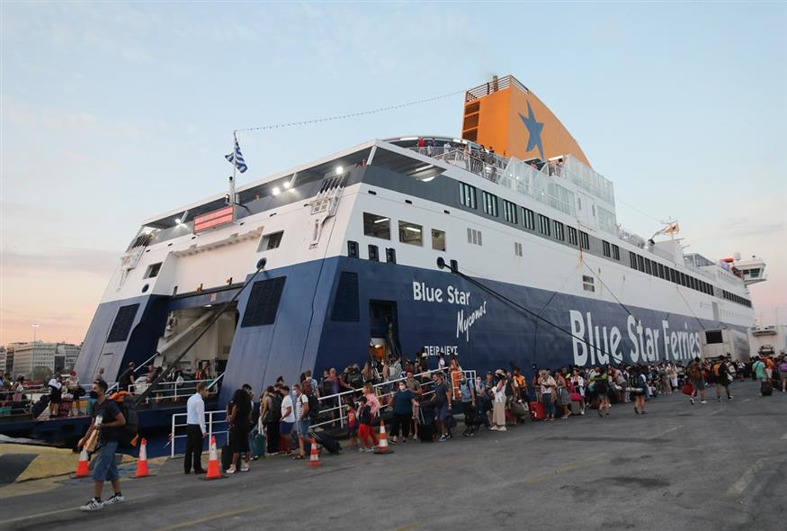 Ταξιδιώτες στο λιμάνι του Πειραιά  (ΓΙΑΝΝΗΣ ΠΑΝΑΓΟΠΟΥΛΟΣ/ EUROKINISSI)