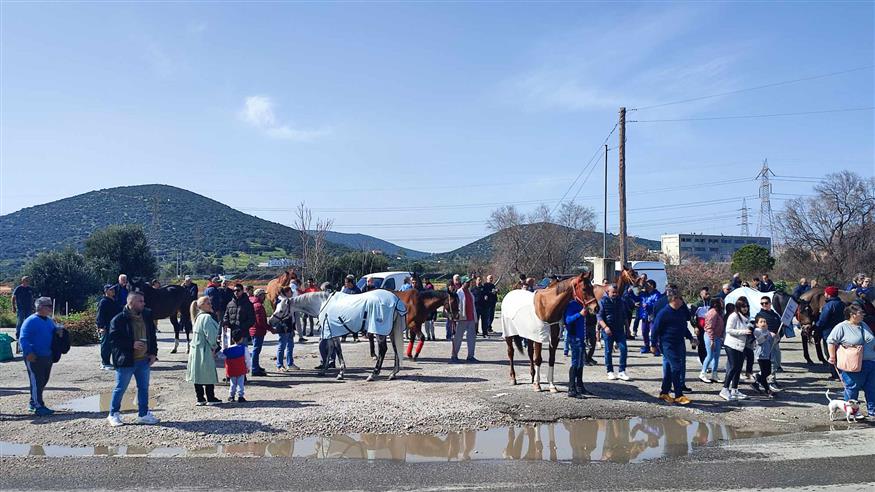 Διαμαρτυρία με άλογα για το κλείσιμο του Ιπποδρόμου