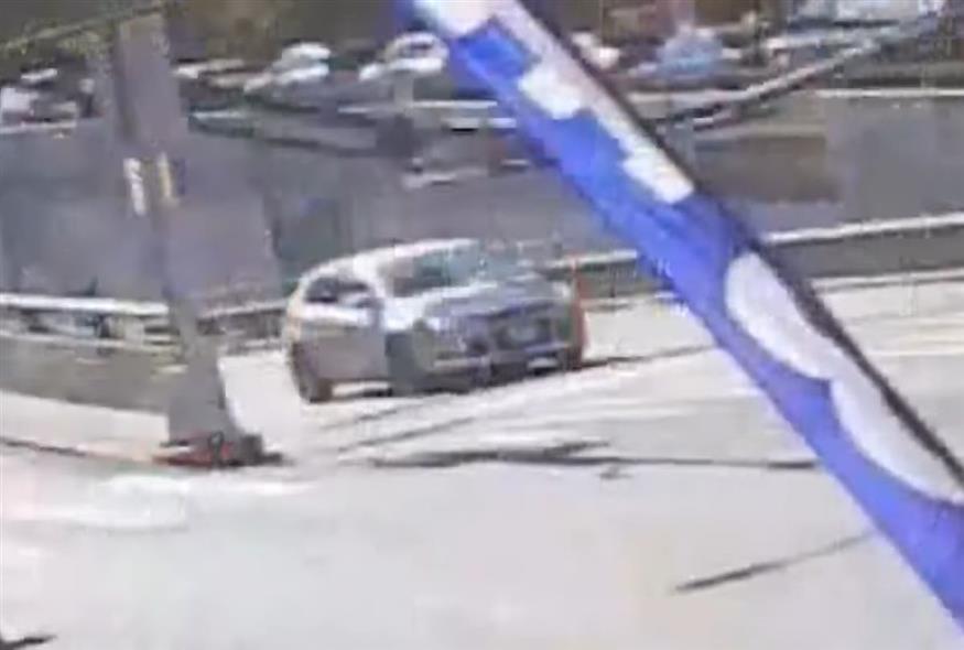 Στιγμιότυπο από τη στιγμή που πέφτει ο γερανός στο αμάξι της 22χρονης/Youtube