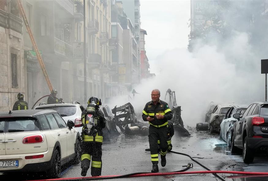Εικόνα από την φωτιά στο Μιλάνο (AP Photo/Luca Bruno)