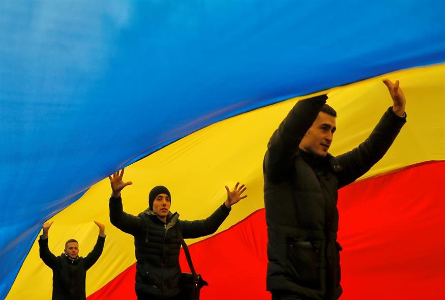 Μια μεγάλη σημαία της Μολδαβίας (AP Photo/Vadim Ghirda)