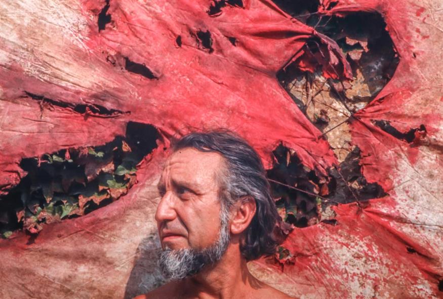 Πορτραίτο του Στάθη Λογοθέτη μπροστά από την επιτόπια παρέμβαση Συσχετίσεις στο Πόρτο Ράφτη, 1975 Ευγενική παραχώρηση της Julia Logothetis