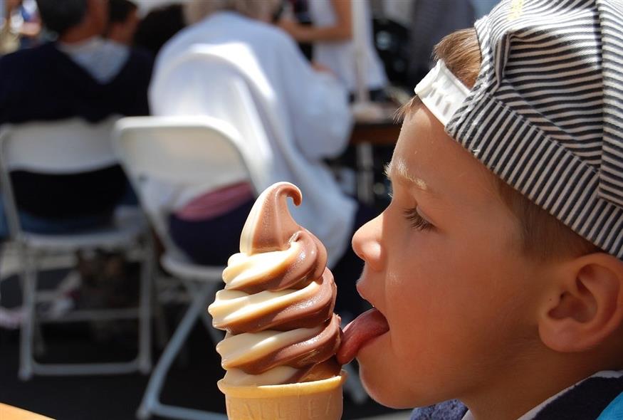 Ένα παιδί τρώει παγωτό (Pixabay)