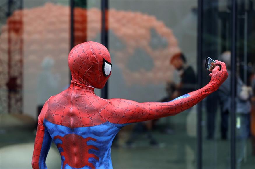 Ακόμα και ένας (γιαλαντζί) "Spiderman" χρειάζεται selfie... (AP Photo/Elaine Thompson)