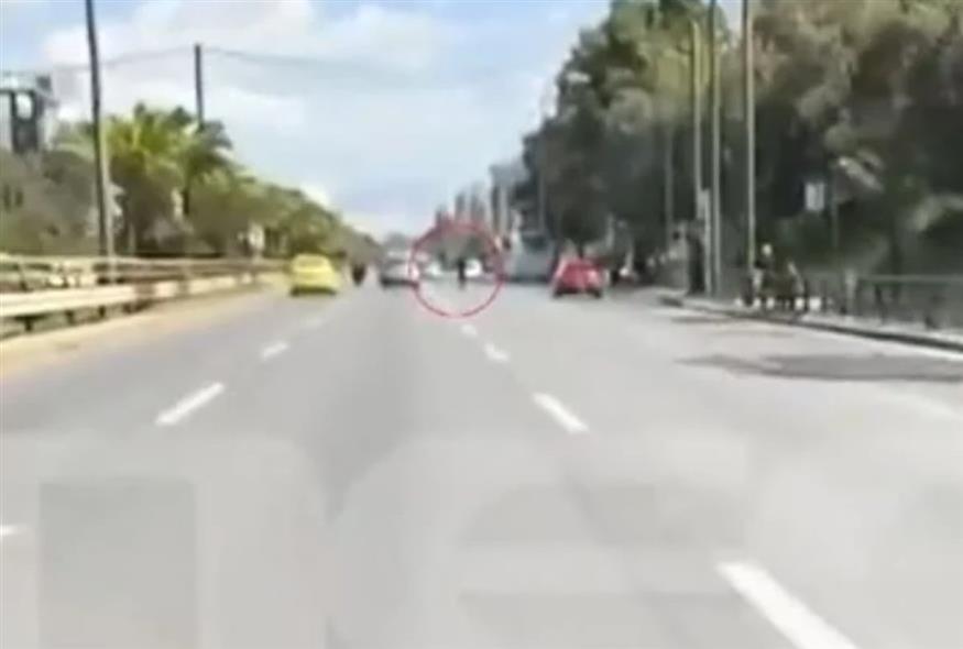 Ασυνείδητος με ηλεκτρικό πατίνι τρέχει με ιλιγγιώδη ταχύτητα στη Συγγρού/megatv