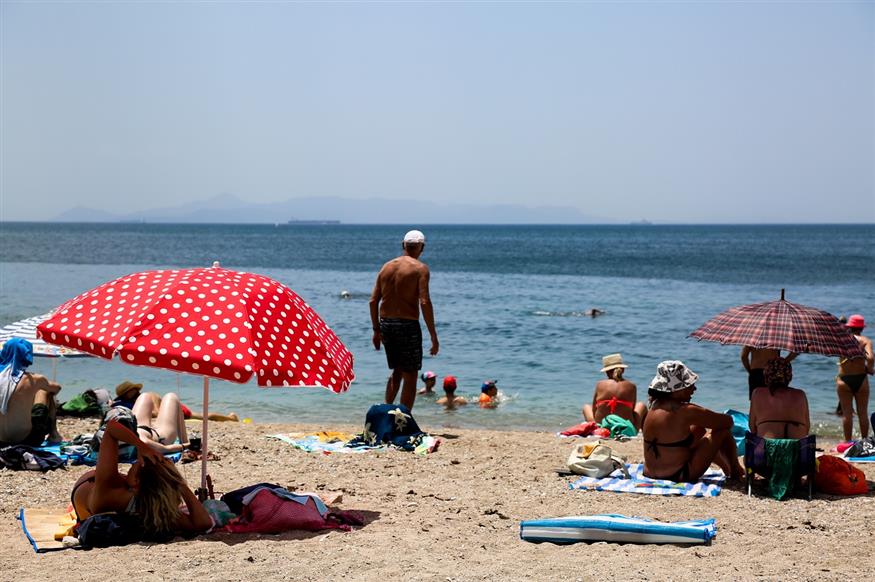 Λουόμενοι σε παραλία του Παλαιού Φαλήρου, την Κυριακή 9 Ιουνίου 2019 (EUROKINISSI/ΓΙΩΡΓΟΣ ΣΤΕΡΓΙΟΠΟΥΛΟΣ)