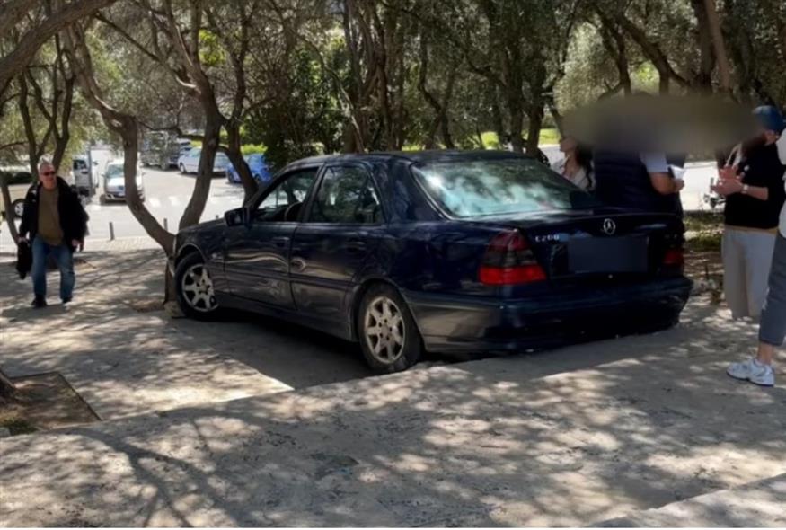 Αυτοκίνητο καβάλησε τον πεζόδρομο και «κατέβηκε» τα σκαλιά/Orange Press Agency