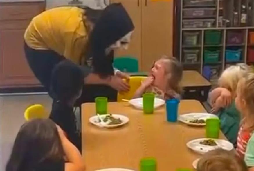 Δασκάλα έβαλε τρομακτική μάσκα και ούρλιαζε σε παιδιά που ήταν «κακά» / Facebook