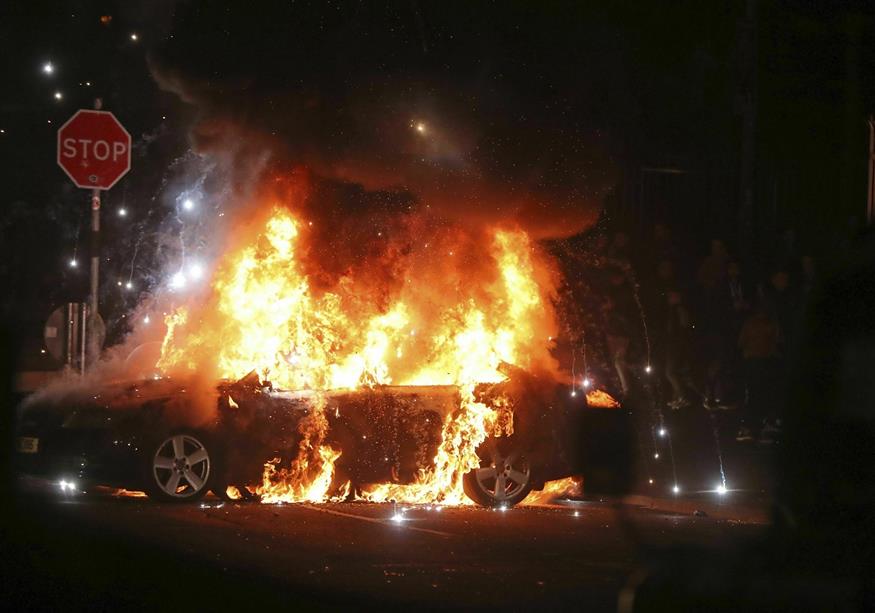 Καρέ από τις ταραχές ευρείας κλίμακας στο Λόντοντερι (Niall Carson/PA via AP)