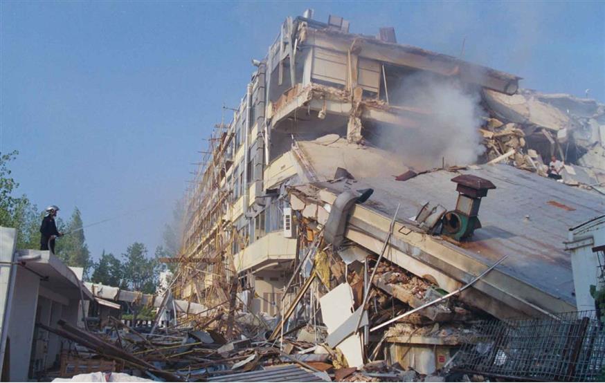 7/9/99 Σεισμός στην Αθήνα, εργοστάσιο ΦΑΜΑΡ (EUROKINISSI)