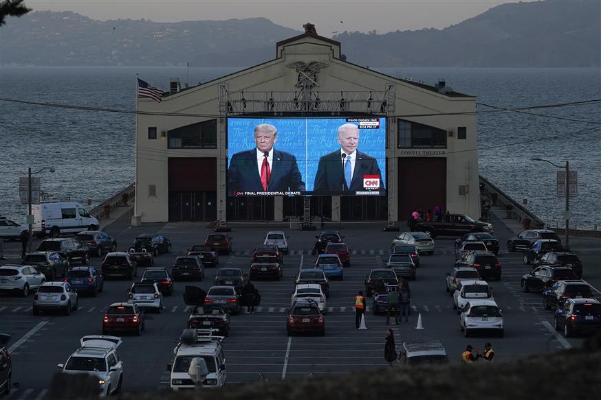 Ακόμα και σε drive in παρακολούθησαν οι Αμερικανοί το debate Τραμπ - Μπάιντεν για τις εκλογές των ΗΠΑ (Ap Images)