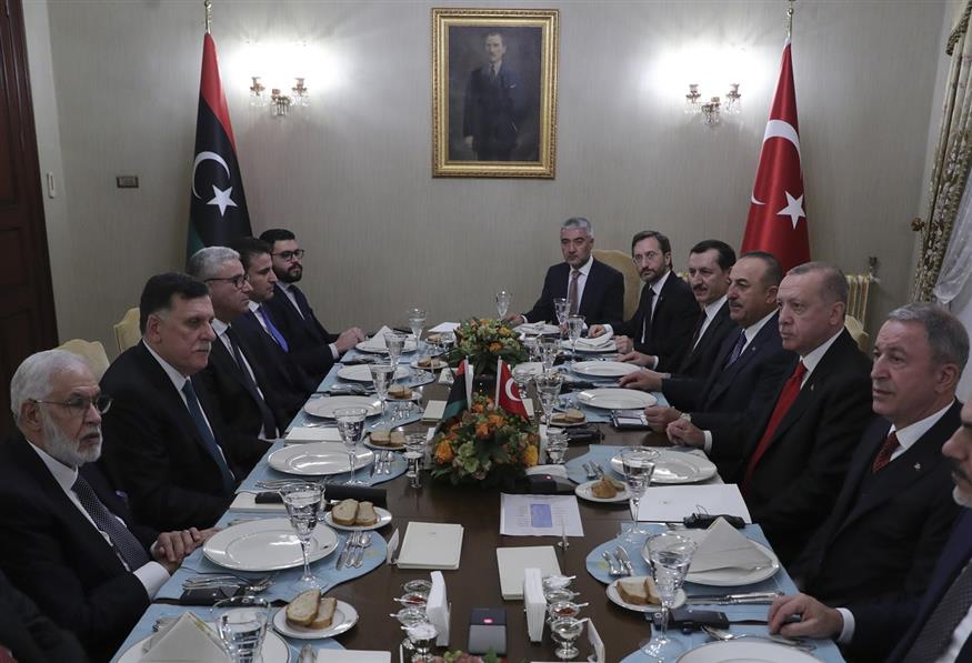 Ερντογάν, Ακάρ και Τσαβούσογλου με τη λιβυκή αντιπροσωπεία στις 27 Νοεμβρίου στην Κων/πολη (AP Photo)