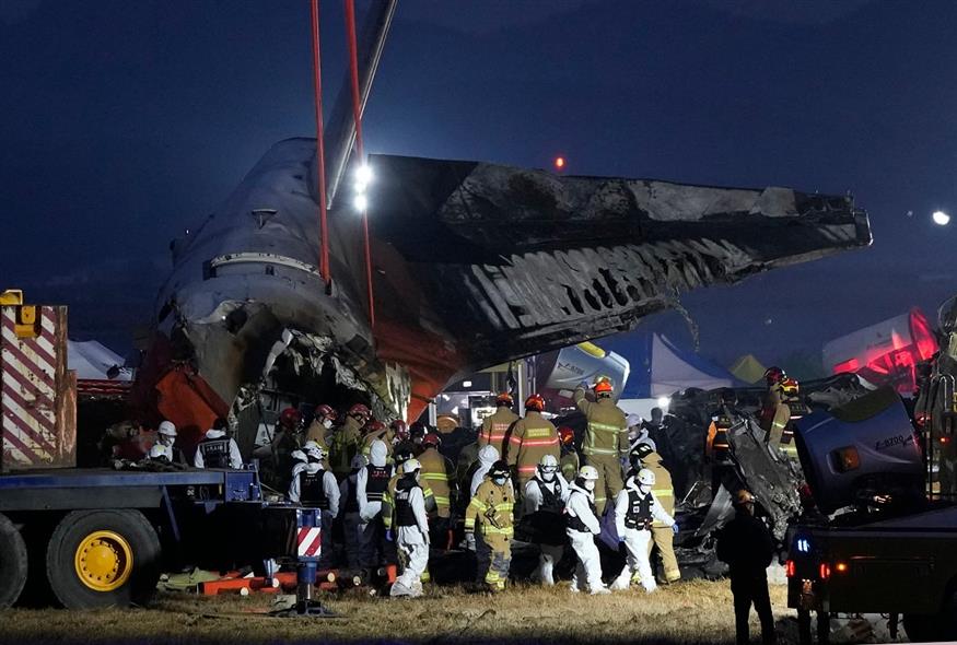 Αεροπορική τραγωδία στη Νότια Κορέα (AP Photo/Ahn Young-joon)