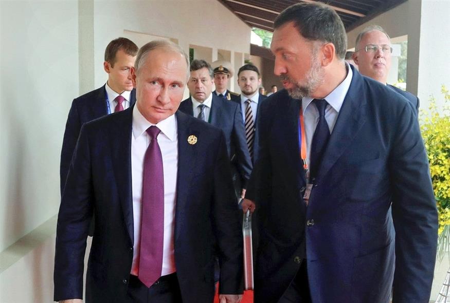Ο ρώσος πρόεδρος, Βλαντίμιρ Πούτιν, με τον ολιγάρχη Όλεγκ Ντεριπάσκα (φωτογραφία αρχείου / Associated Press)
