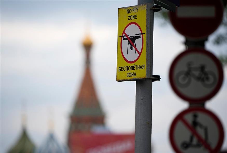 Πινακίδα  πως απαγορεύονται τα drone σε ρωσική περιοχή (AP Photo/Alexander Zemlianichenko)