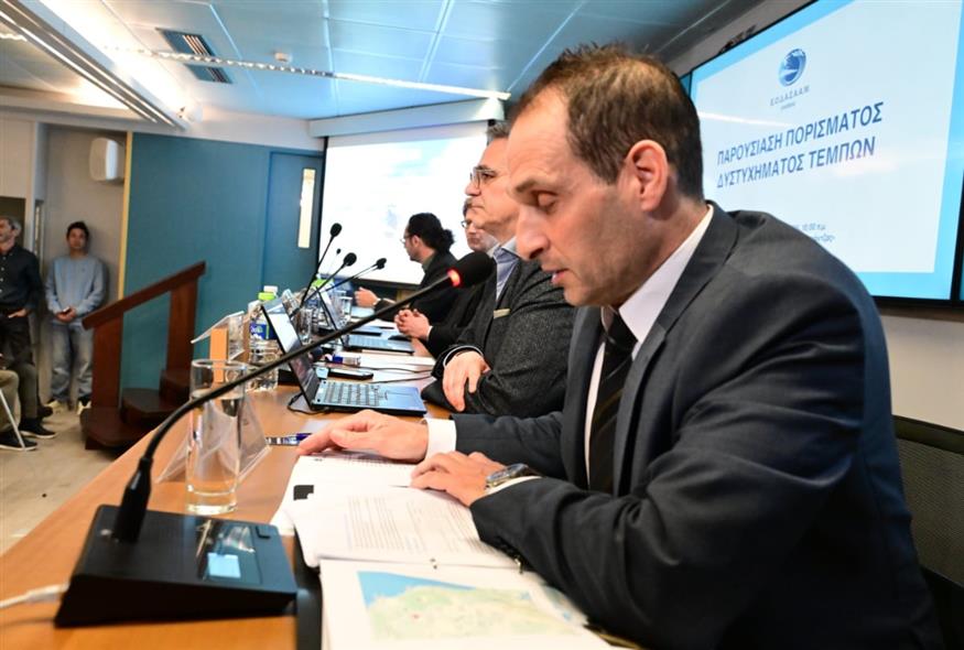 Ο Πρόεδρος του ΕΟΔΑΣΑΑΜ κατά την παρουσίαση του πορίσματος για το σιδηροδρομικό δυστύχημα στα Τέμπη