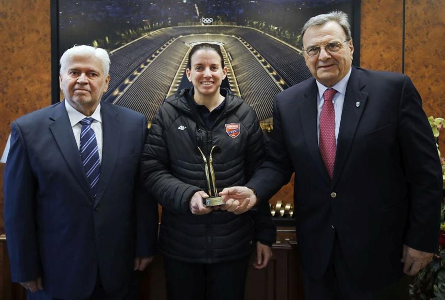 Η Ιωάννα Καρέλια με τον πρόεδρο της ΕΟΕ Ισίδωρο Κούβελο και τον πρόεδρο της ΕΟΠΕ Γιώργο Καραμπέτσο