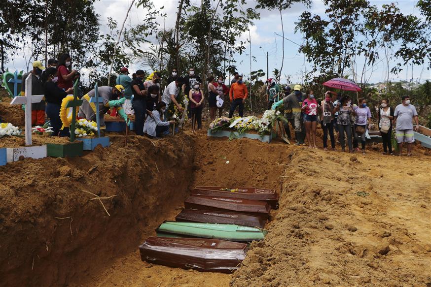 Ομαδικοί τάφοι στη Βραζιλία λόγω κορονοϊού/AP Images