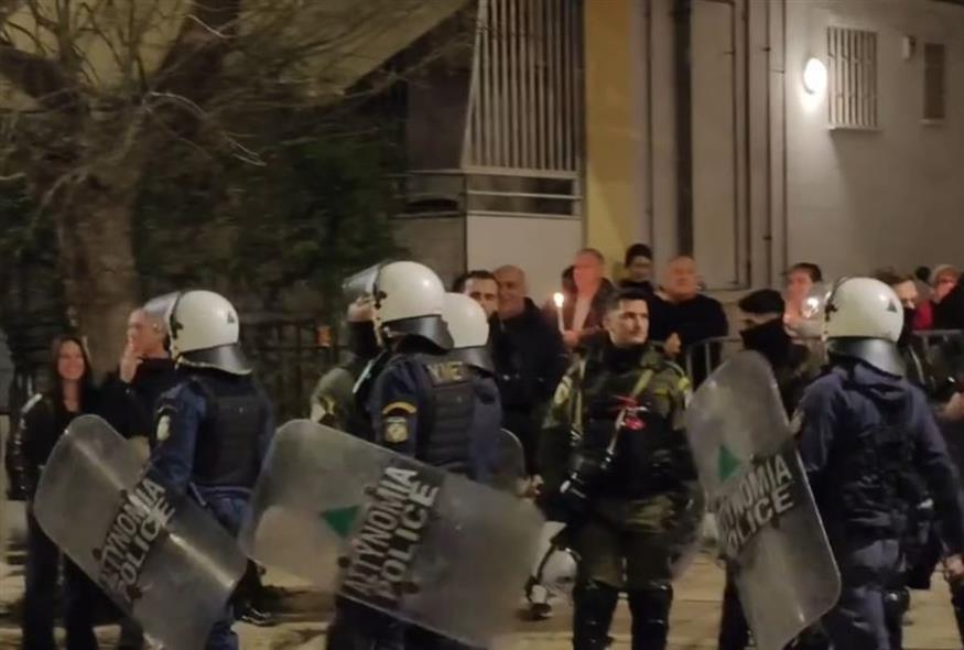 Ανάσταση παρέα με τα ΜΑΤ