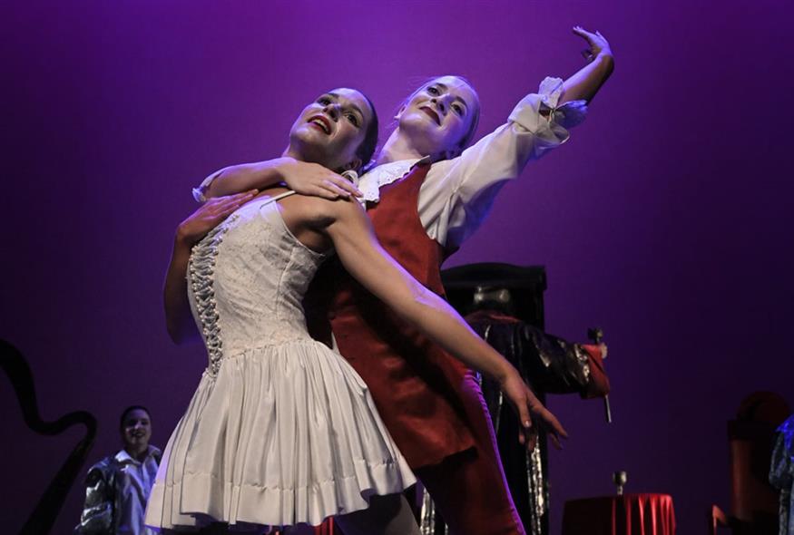 Στιγμιότυπο από την παράσταση μπαλέτου «Μότσαρτ» του ΔΗΠΕΘΕ Πάτρας (Copyright: Stefanos Samios)