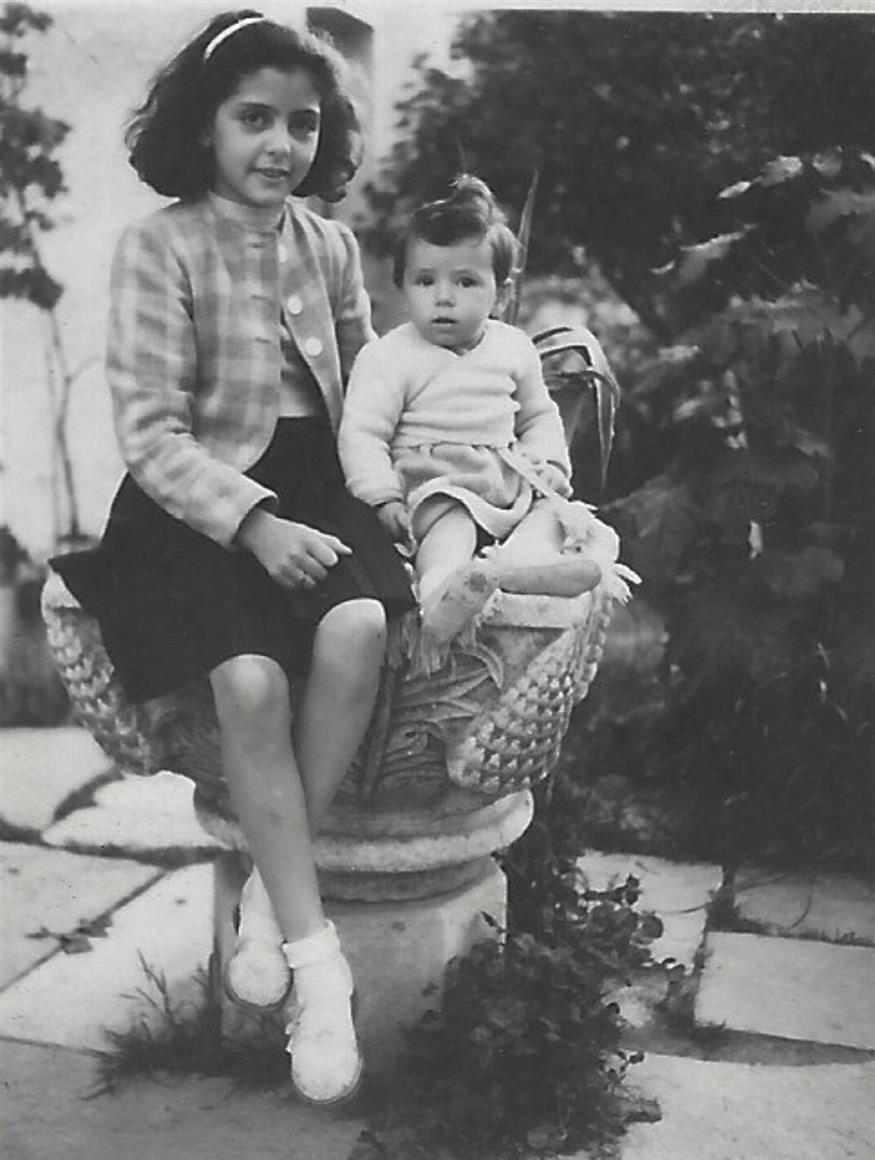 Η Άννα Βαγενά μαζί με την αδελφή της, σε παιδική ηλικία