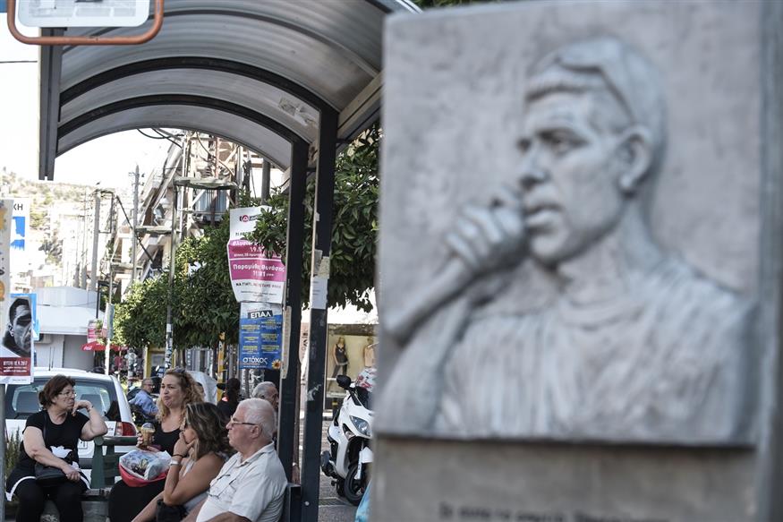 Το άγαλμα του Παύλου, στην οδό που φέρει το όνομά του στο Κερατσίνι (EUROKINISSI/ΤΑΤΙΑΝΑ ΜΠΟΛΑΡΗ)