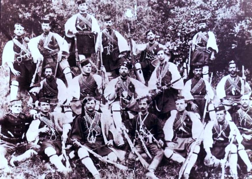 Ο Παύλος Μελάς- καθιστός στη μέση- με την ομάδα του.