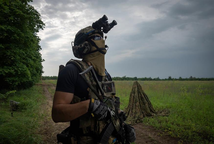 Ουκρανός στρατιώτης αναζητά drones στον ουρανό (AP Photo/Efrem Lukatsky)