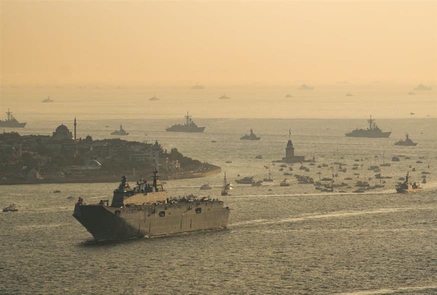 τουρκικά πλοία στα στενά του Βοσπόρου (AP)