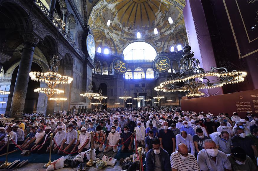 Μουσουλμανική προσευχή εντός της Αγίας Σοφίας (AP Photo/Yasin Akgul)