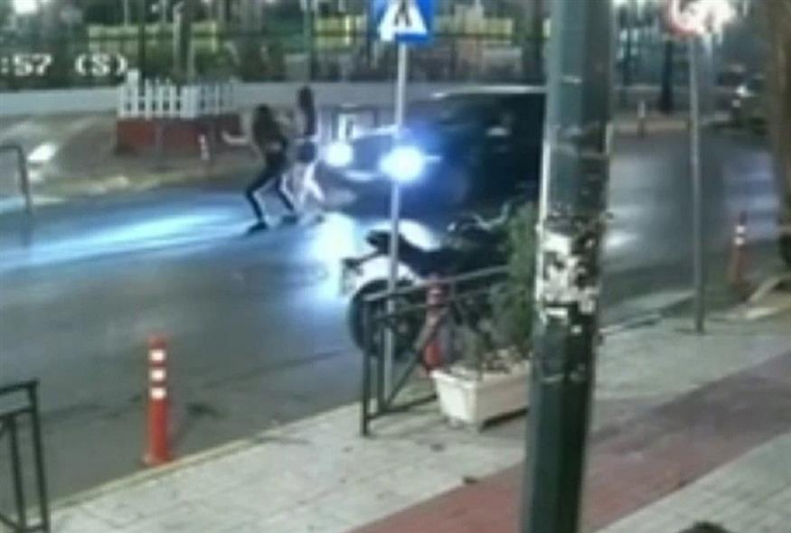 Κόβει την ανάσα το βίντεο από την παράσυρση και εγκατάλειψη 16χρονης στα Καμίνια (Video Capture)