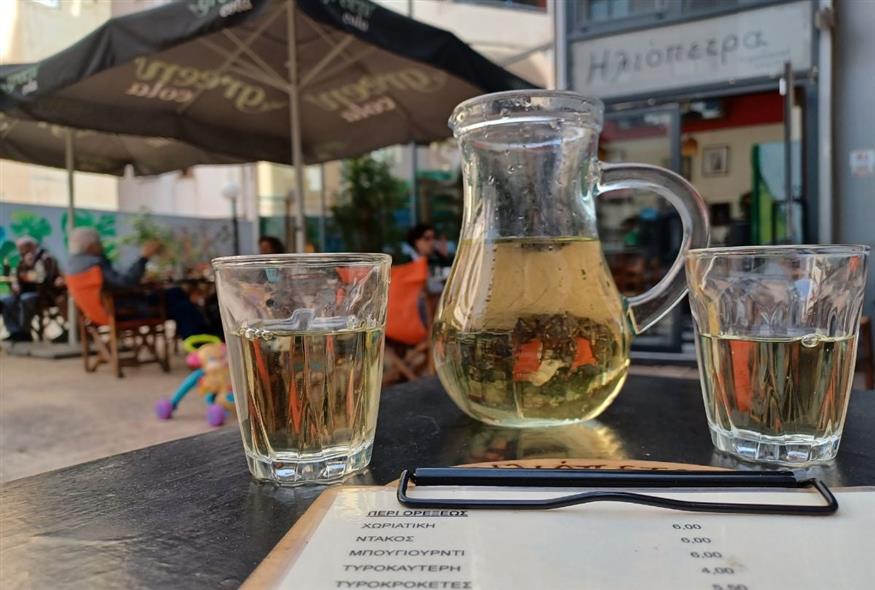 Άλλοι παίζουν, άλλοι πίνουν, όλοι περνάνε καλά | ©Χριστίνα Τσαμουρά