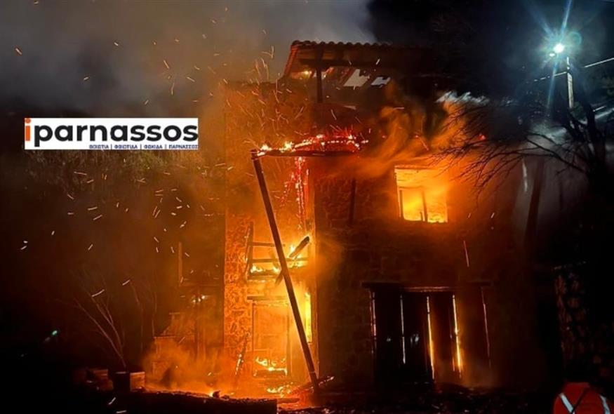 Ξενώνας στην Πολύδροσο Φωκίδας τυλίχθηκε στις φλόγες ( iparnassos.gr)