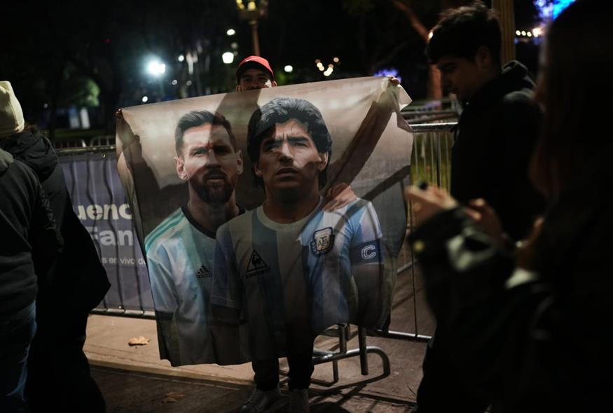 Πανό για τον Λιονέλ Μέσι και τον Ντιέγκο Αρμάντο Μαραντόνα