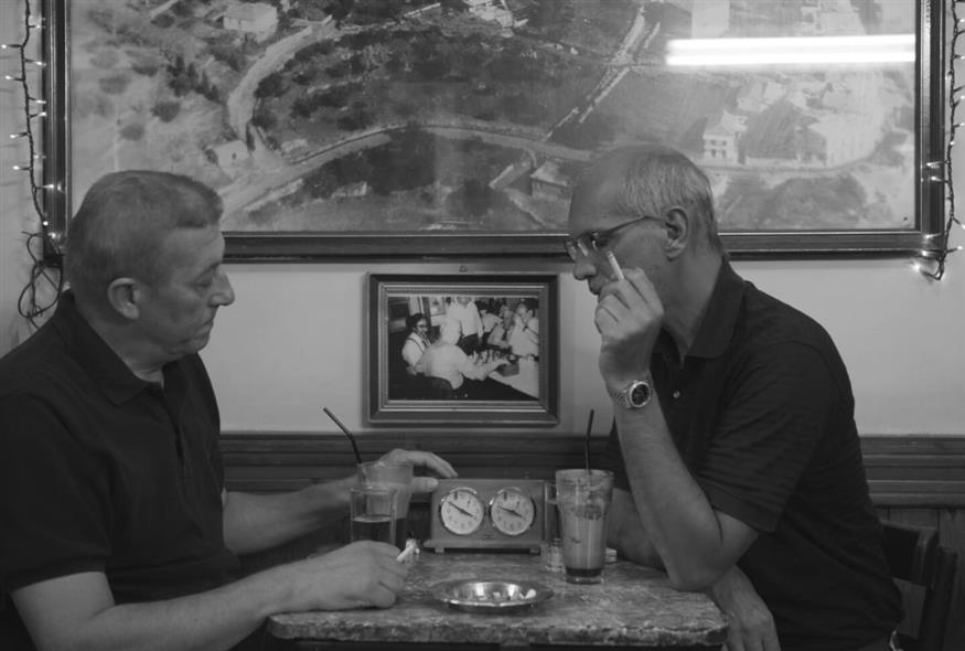 Πανελλήνιον Το «Πανελλήνιον» προσιδιάζει με παιδότοπο για ενηλίκους, όπου οι άνθρωποι εκφράζονται ελεύθερα και ξεδίνουν απ’ τις σκοτούρες της καθημερινότητας, σ’ ένα σύμπαν «μονωμένο» απ’ την υπόλοιπη ζωή τους