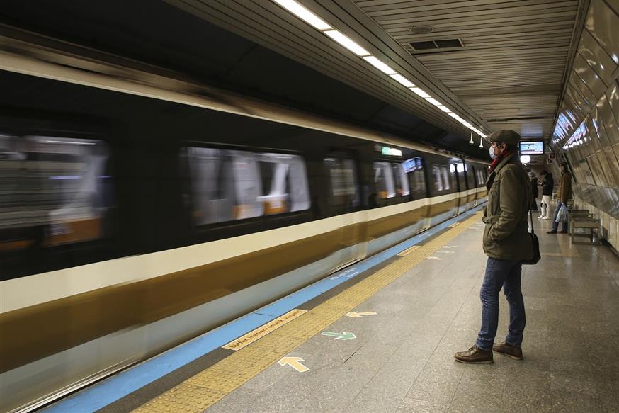 Ελάχιστοι περιμένουν να επιβιβαστούν στο μετρό Κωνσταντινούπολης  (AP Photo/Emrah Gurel)