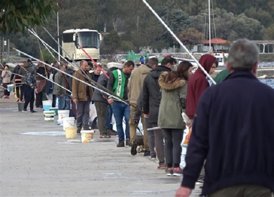 Δεκάδες άνθρωποι στην παραλία, στο πιο εύκολο ψάρεμα της ζωής τους (e-maistros.gr)