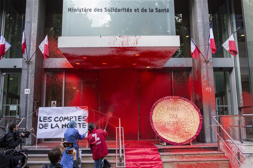 Το «αίμα» των νεκρών του κορονοϊού έβαψε το υπουργείο Υγείας της Γαλλίας (Ap images)