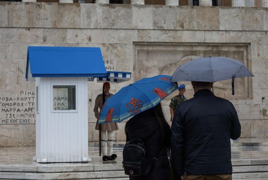 Βροχή στο κέντρο της Αθήνας/ΚΩΣΤΑΣ ΤΖΟΥΜΑΣ/EUROKINISSI