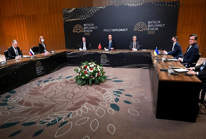 Λαβρόφ, Τσαβούσογλου και Κουλέμπα, υπουργοί Εξωτερικών Ρωσίας, Τουρκίας και Ουκρανίας κατά τη συνάντηση της Αττάλειας / Russian Foreign Ministry Press Service via AP