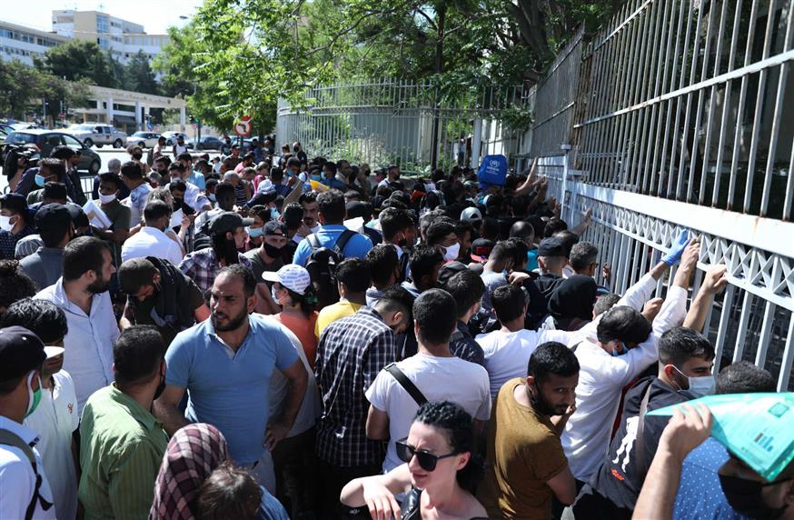 Ουρές εκατοντάδων μεταναστών στην Υπηρεσία Ασύλου (intime)